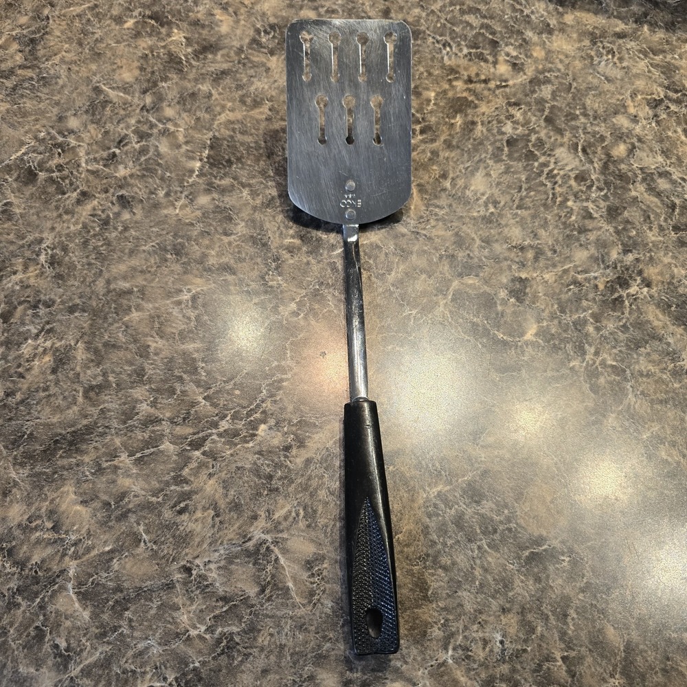 VINTAGE EKCO SLOTTED KEYHOLE SPATULA FLIPPER TURNER CHROME BLACK HANDLE USA